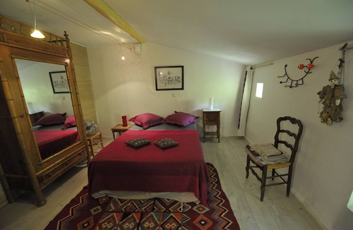 Clermont Ferrand City Centre House | LE PETIT SIAM - Charming guest room with shared SB - Center Clermont-FD