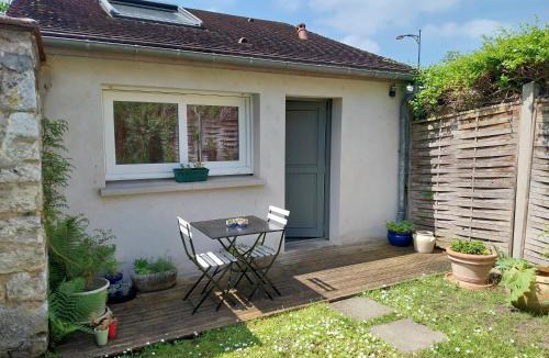 Limetz-Villez House | le prieuré reposant