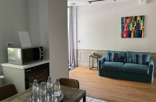 Savigny-les-Beaune Apartment | Léonce Boquet-Apartment-Ensuite with Shower-Vineyard view