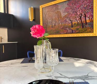 Poincare - Foch - Anatole France - Croix de Bourgogne Bed & Breakfast | Les Ecuries de Rigny, Suite haut de gamme avec jardin, jacuzzi et piscine