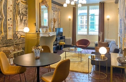 Tournus Apartment | Les fresques de Léon