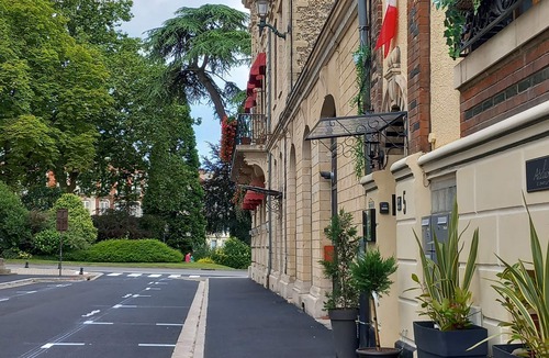 Epernay House | LES LOGES DU THEATRE Complimentary Champagne tasting JACUZZI SAUNA GAME BIKES