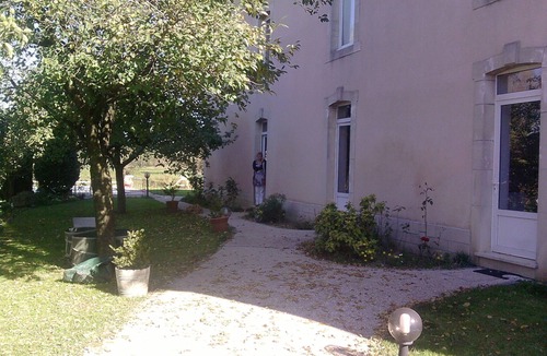 Belleray Apartment | Les Pieds dans l'eau with swimming pool and Meuse riverfront