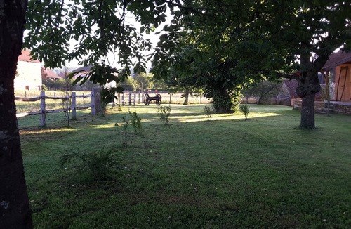 Viry House | "Les Vieux Poiriers" (near Taize, Cluny .) in Bonnay 71460 (Cluniac site)
