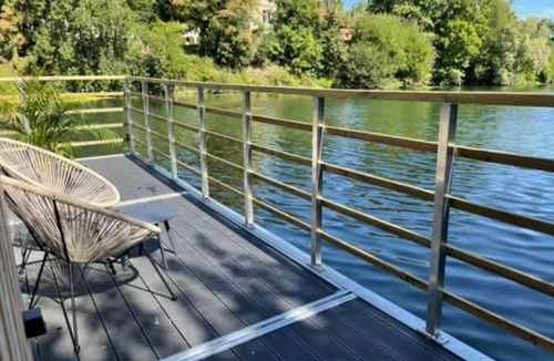 Bennecourt Boat Rental | Logement Flottant Atypique "Le Tribord"