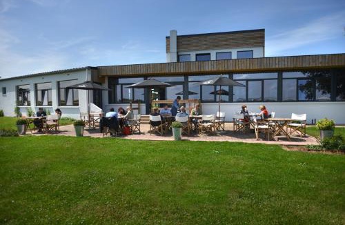 Buigny-Saint-Maclou Hotel | Logis Hôtel & Restaurant de l'Aérodrome de la Baie de Somme