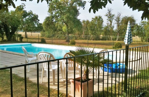Entrains-sur-Nohain Villa | Lovely 15-person house with swimming pool guaranteed peace and quiet