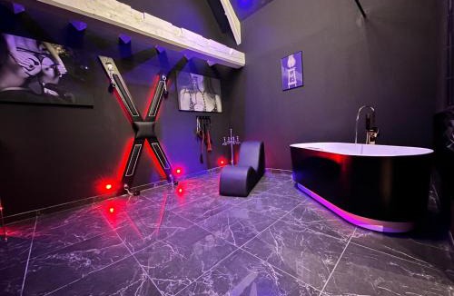 Douchy-les-Mines Hotel | Loveroom de luxe - Thème 50 nuances de grey maison privative spa insolite