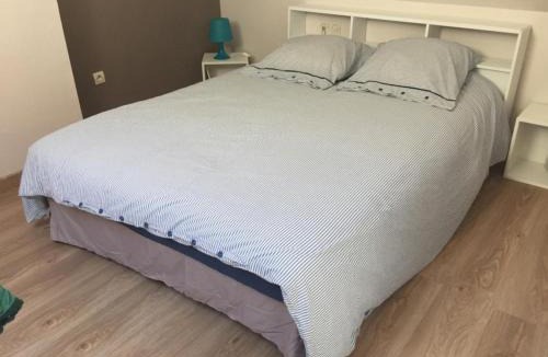 Ville Haute Apartment | Lumineux T2 Vieille ville 3pers parking gratuit - by La Source d'OrFée