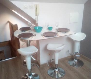 Ville Haute Apartment | Lumineux T2 Vieille ville 3pers parking gratuit - by La Source d'OrFée