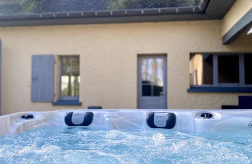 Estaires Cottage | Luxurious Villa with Spa, Large Garden, Near Lille - Sleeps 14