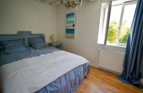Courtonne-la-Meurdrac House | Maison charmante avec jacuzzi et cours d'eau