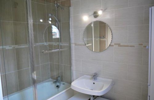 Sully-sur-Loire House | Maison cosy à Sully-sur-Loire, 5 chambres, terrasse, parking, draps et chauffage inclus - FR-1-590-220