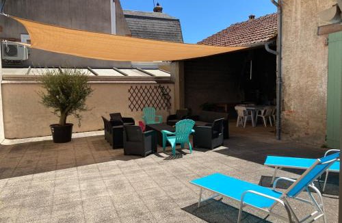 Dompierre-sur-Besbre Apartment | Maison de ville 13 couchages à 5 minutes du Pal