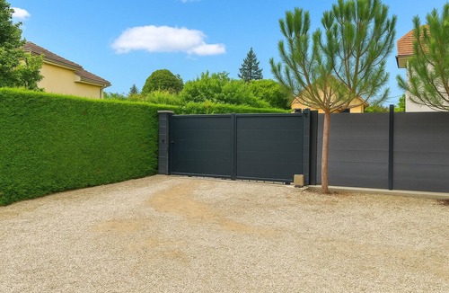 Jayat House | Maison du lac, 1h from Lyon and Genèves, Jacuzzy, swimming pools, magnificent lake view.