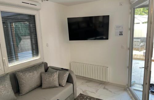 10th Arrondissement Enclos-St-Laurent Apartment | Maison familiale