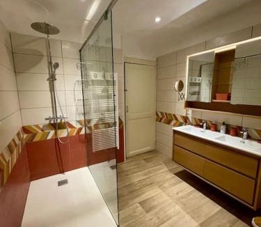 Verdun House | Maison "L'oeil du Prince" - Verdun Centre - Terrasse - Wifi - 7 couchages - 10 personnes - Garage Vélo et moto - Géré par PrestaZen'Services