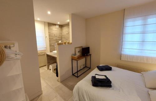 Saint-Samson-de-la-Roque House | Maison rénovée - jacuzzi et cheminée