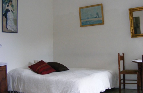 Montreuil Bed & Breakfast | Maisonette at the bottom of a garden, 30 minutes from Paris.