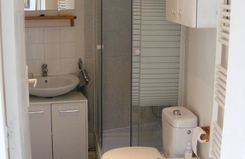 Montreuil Bed & Breakfast | Maisonette at the bottom of a garden, 30 minutes from Paris.