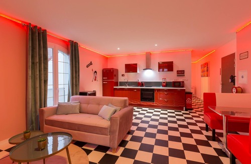 Coupvray Apartment | Marilyn Monroe Suite - 4P with Private Jacuzzi