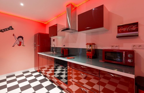 Coupvray Apartment | Marilyn Monroe Suite - 4P with Private Jacuzzi