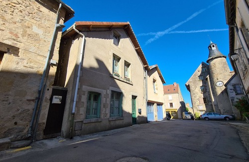 Saint-Benoit-du-Sault Cottage | Medieval house in Berry with private courtyard and all-inclusive