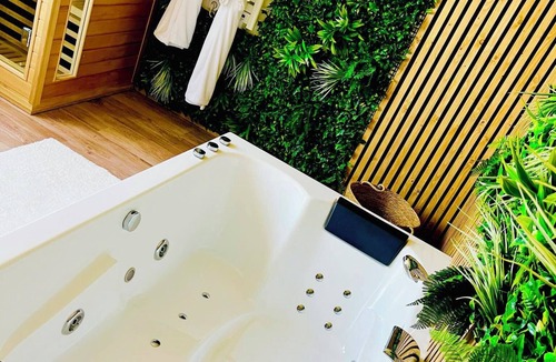 Feignies House | Modern, comfortable 2-bedroom gîte with whirlpool bath & sauna