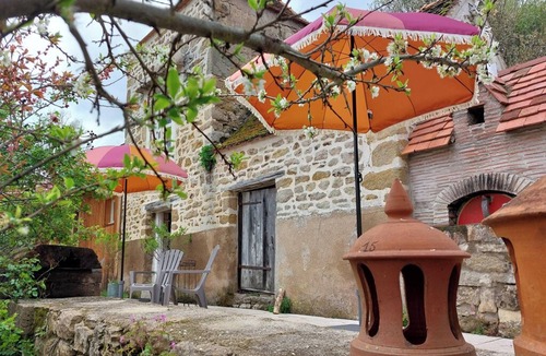 Chardonnay Apartment | Moulin Fouché | The Pigeon Tower | Cozy gite with large terrace near a nice lake