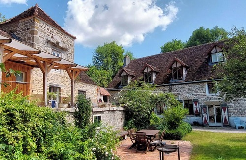 Chardonnay Apartment | Moulin Fouché | The Pigeon Tower | Cozy gite with large terrace near a nice lake