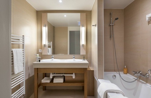 Les Barils House | Nice apartment in villa for 4 guests with pool, hot tub, WIFI, TV, terrace and parking