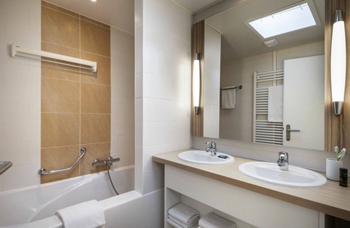 Pullay House | Nice apartment in villa for 8 guests with pool, WIFI, hot tub, TV, terrace and parking
