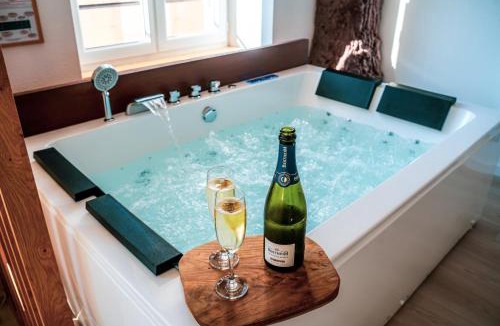 Guebwiller Apartment | Nuit romantique, Suite avec jacuzzi et cinéma privé au design Japandi