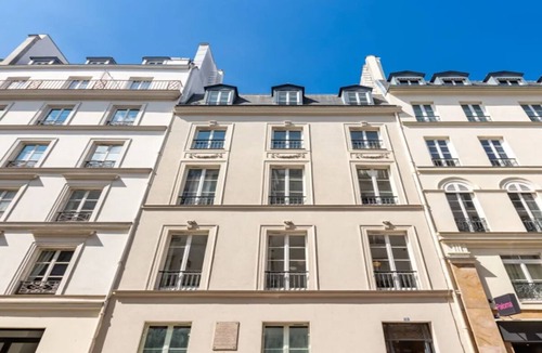 Gaillon Apartment | On banks of Seine & minutes to Palais Royal-stone's throw to the Louvre museum