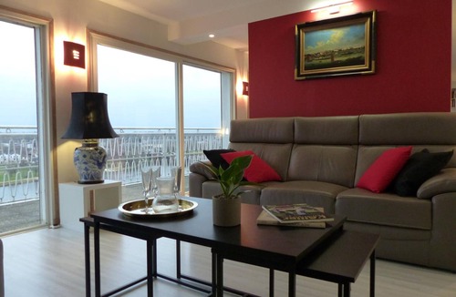 Moulins Apartment | Panoramic apartment in Moulins center with terrace, 2 bedrooms, and modern amenities