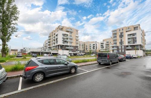 Athis-Mons Apartment | Parisian Terrace - Close to Orly and RER Station C, D