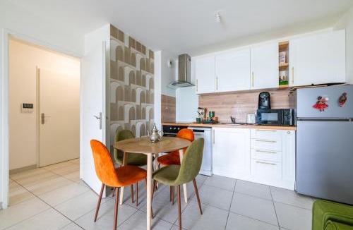 Athis-Mons Apartment | Parisian Terrace - Close to Orly and RER Station C, D