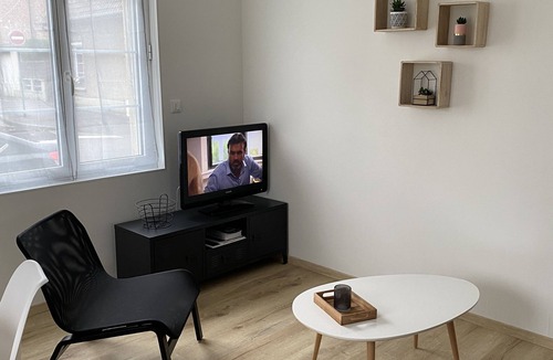 Eu House | Pleasant town house with free parking
