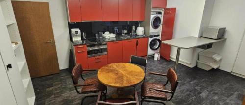 Old Town Hostel | Pluto - Private Room with Shared Kitchen Shower and Toilet - Chur Old Town