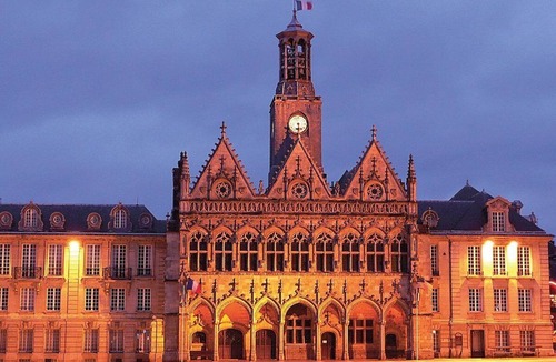 Saint-Quentin Apartment | PLUTON 's near the gare station and markets