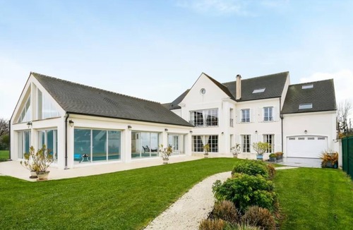 Villeneuve-le-Comte Villa | Prestigious villa with heated indoor pool at the gateway to Disneyland!