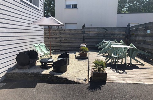Ver-sur-Mer Apartment | Quai Est 2p, 100m from Gold Beach