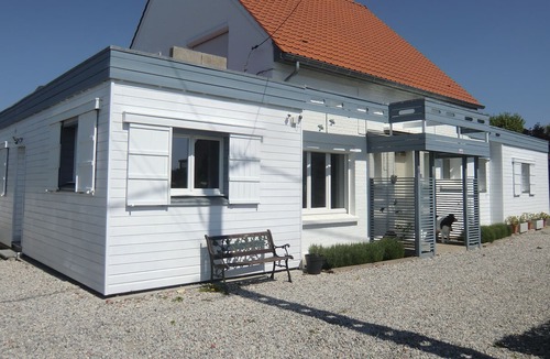 Radinghem-en-Weppes Cottage | Quiet, Bright Apartment in the Weppes