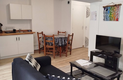 Irancy House | Renovated apartment in quiet wine-growing village. 15min from Auxerre.