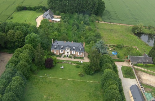 Saint-Eloi-de-Fourques Cottage | rents a cottage in the Manor Park Hermos
