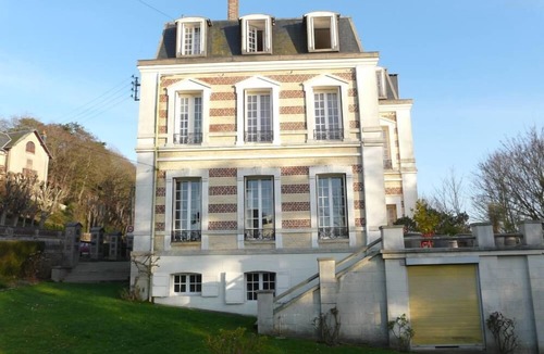 Etretat Apartment | Residential flat in a former Etretat villa, in a big garden with free parking.