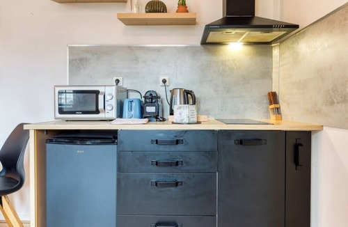 Gare-Jouvenet Apartment | Romain : Charmant F2 sur cour calme en centre ville