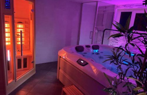 Deuil-la-Barre Apartment | *Romance Jacuzzi* Appartement Spa pour les amoureux ou les solos