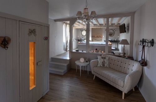 Vendieres Apartment | Romantic suite with private jacuzzi 1 hour from Paris
