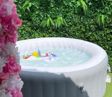 Lens Apartment | Romantic Tiny House Private Jacuzzi Cinema Netflix